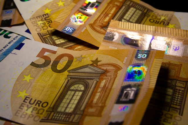 ECB Likely to Hold Interest Rates as Trade Weakness Clouds Economic Outlook